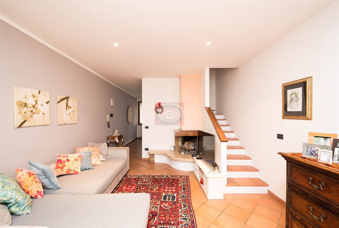 VSC517 - Gualdo di Roncofreddo - Vendita di una villetta a schiera in ottimo stato, con due camere da letto, ampia zona giorno, giardino, 3 balconi, garage e ingresso indipendente.