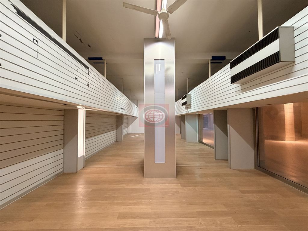 CESENATICO ( Levante ) VIALE CARDUCCI: affittasi negozio di 128 mq. calpestabili in BUONO STATO DI MANUTENZIONE