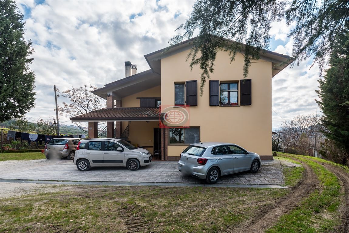 LONGIANO - primissime colline cesenati = casa singola con GIARDINO PRIVATO che gode di ottima vista