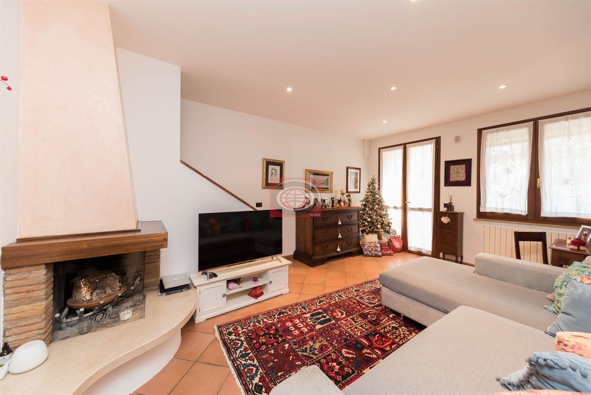 GUALDO di Roncofreddo (VSC517a): Vendita di una villetta a schiera in ottimo stato, con due camere da letto, ampia zona giorno, giardino, 3 balconi, garage e ingresso indipendente.