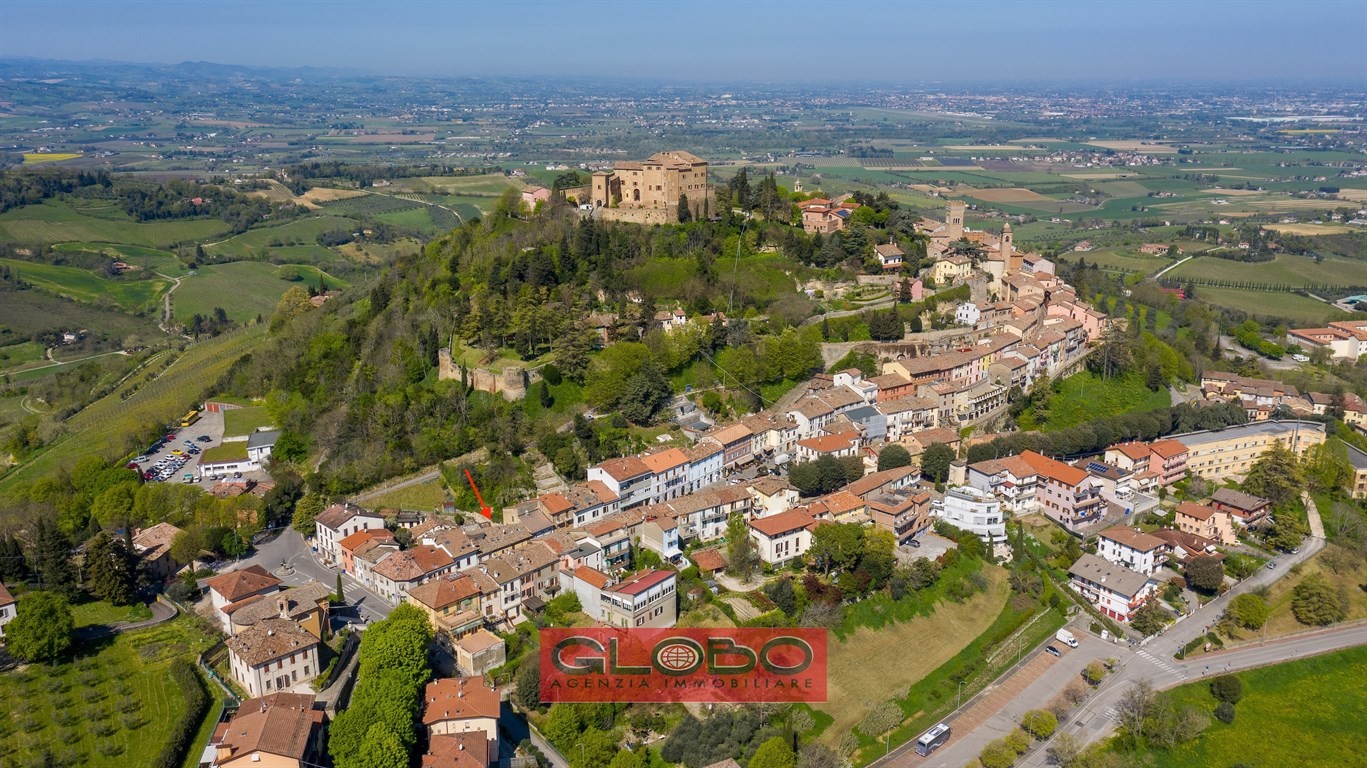 BERTINORO ( CENTRO STORICO ) - Negozio, attualmente adibito a ristorante, in BUONO STATO DI MANUTENZIONE con rifiniture rustiche .. BELLISSIMO !