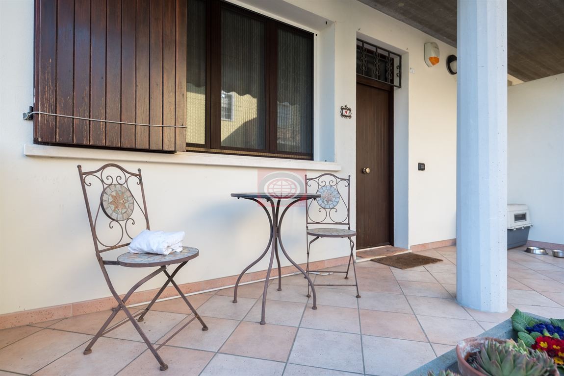 Villetta angolare con ampio giardino.