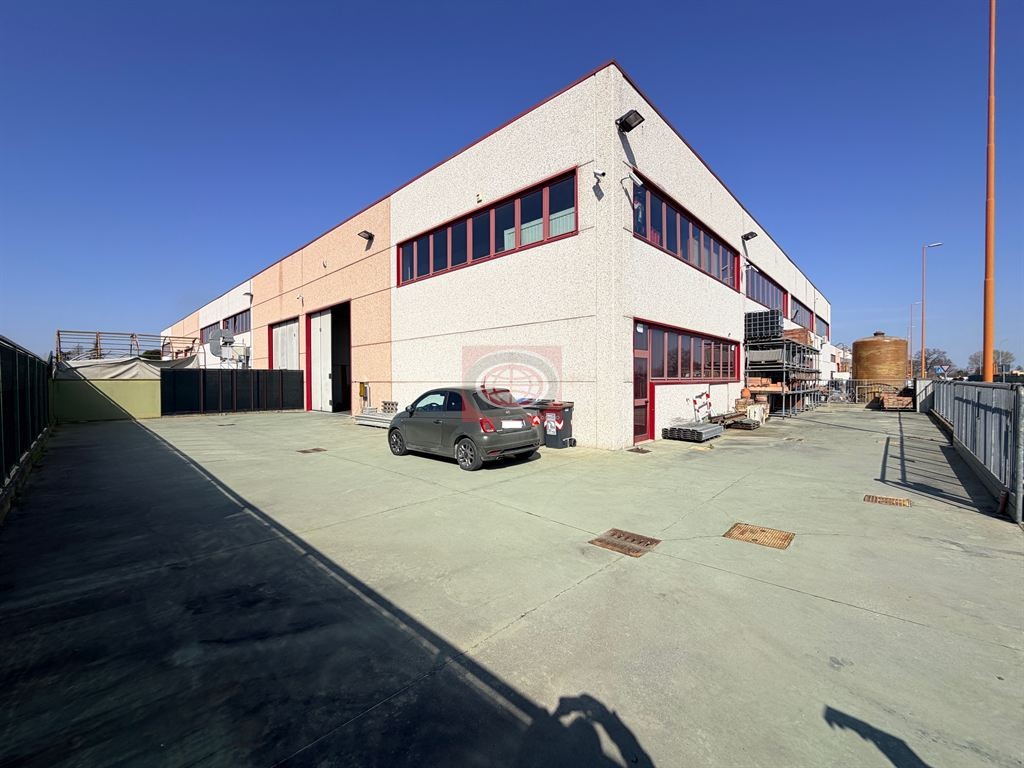 PIEVESESTINA di CESENA: Capannone in OTTIMO stato di manutenzione con CORTE ESTERNA PRIVATA.