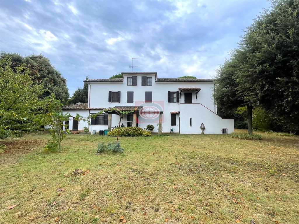 Adiacenze centro commerciale 