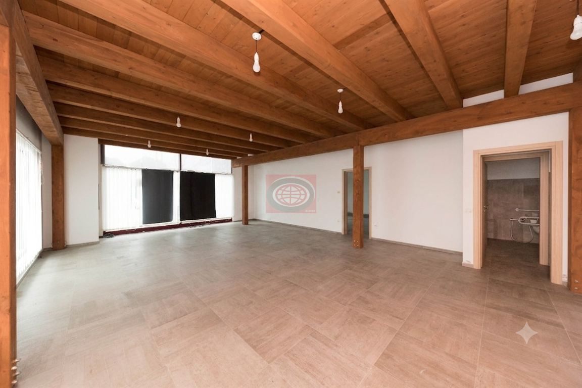 VILLA CHIAVICHE di CESENA (NC9):  Si propone in vendita 130 mq di  NEGOZIO in POSIZIONE DI FORTE PASSAGGIO