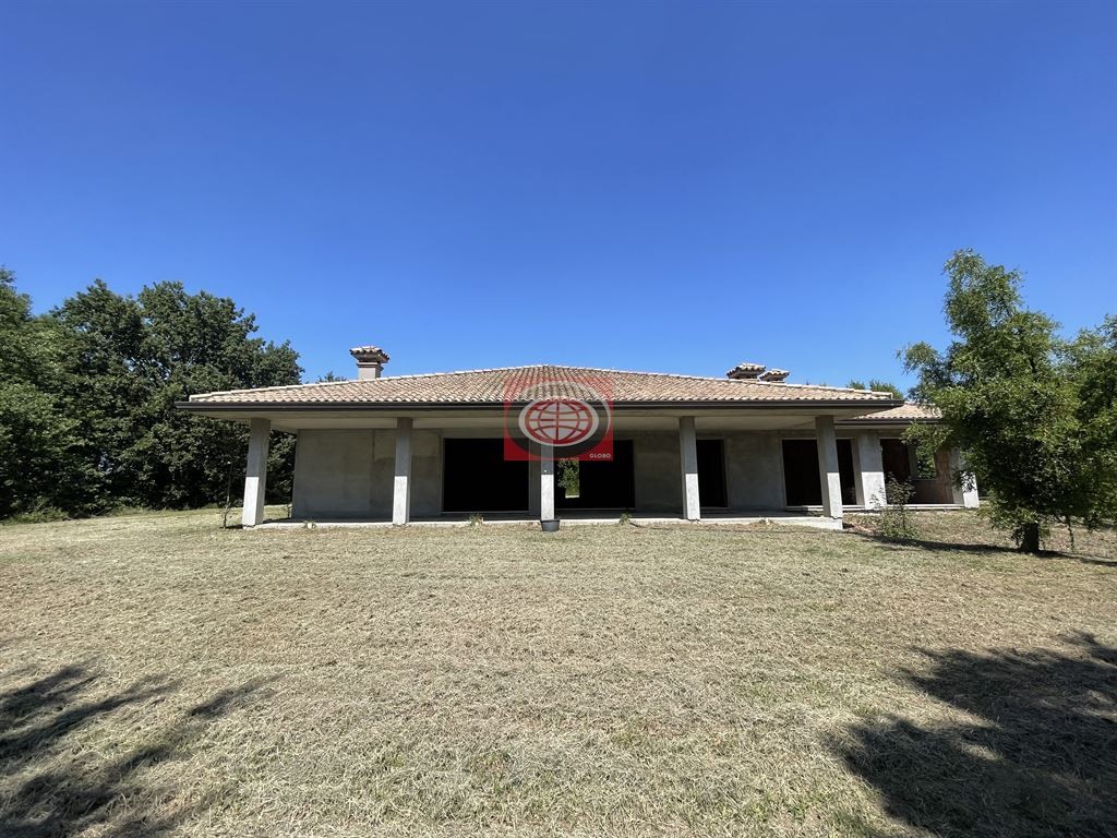 Villa singola di ampia metratura al grezzo con parco.