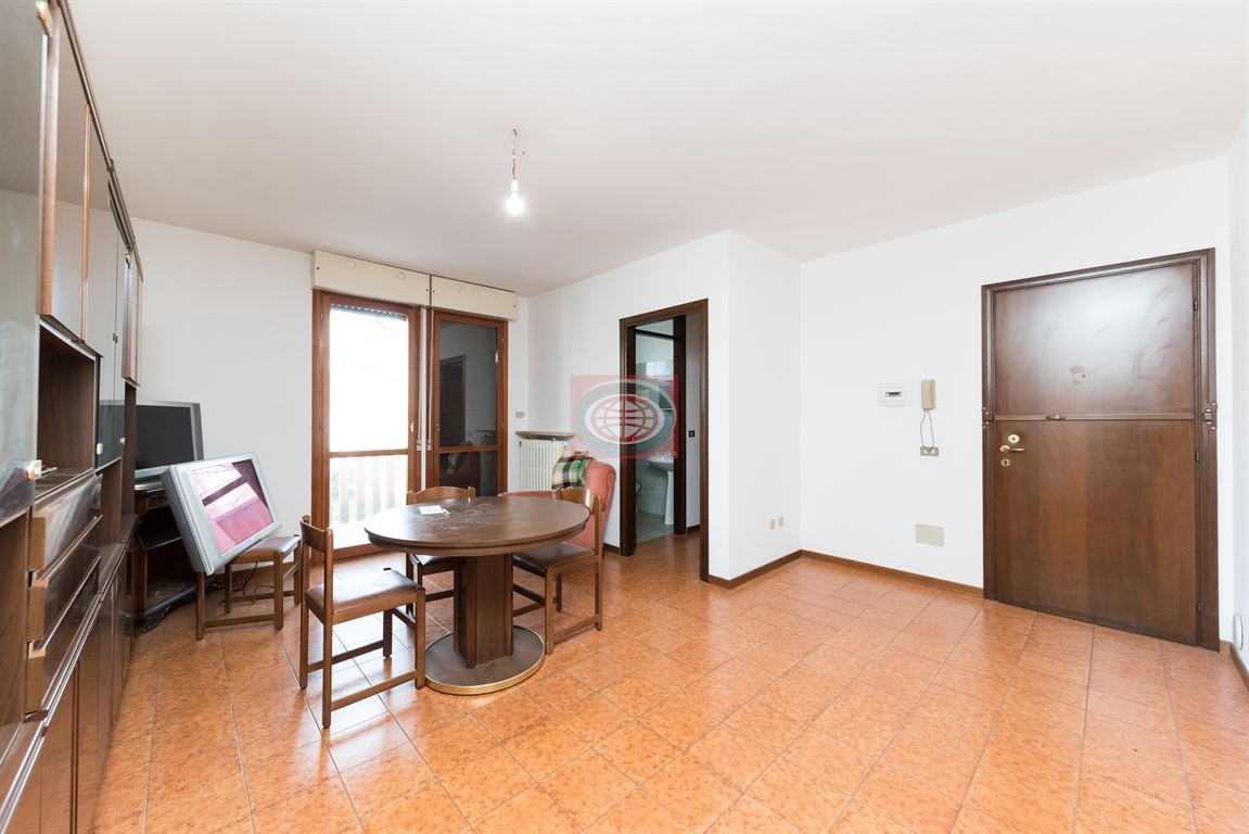 Vendita di un appartamento in buono stato a Cesena, con due camere da letto, sala con angolo cottura e terrazzo abitabile