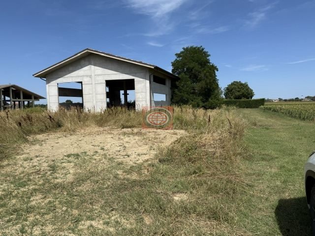 Cesenatico località VILLALTA: Deposito agricolo (Mq287 ) grezzo, con area pertinenziale  di 2500,00 mq